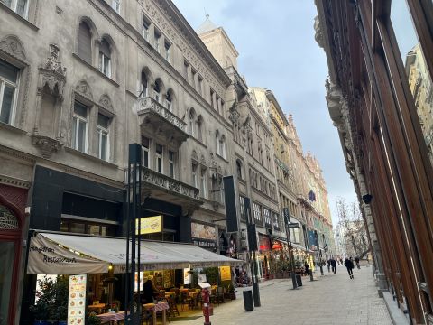 Eladó Lakás 1052 Budapest 5. kerület , Közvetlenül a KLOTID PALOTA bejárata mellett,a KÍGYÓ utcában