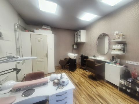 Eladó Üzlethelyiség 1142 Budapest 14. kerület , TELJESEN FELÚJÍTOTT utcai üzlethelyiség, KIVÁLÓ KÖZLEKEDÉS