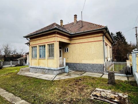 Eladó Ház 2251 Tápiószecső Azonnal birtokba vehető, 3 szobás ház, nagy telekkel!