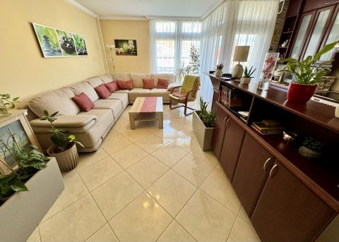 Eladó Lakás 6000 Kecskemét , Dobó István Krt.-on 88-nm-es, erkélyes lakás liftes házban