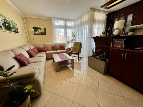 Eladó Lakás 6000 Kecskemét Dobó István Krt.-on 88-nm-es, erkélyes lakás liftes házban