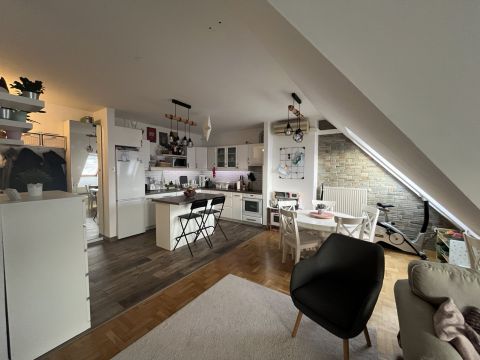 Eladó Lakás 1041 Budapest 4. kerület , Amúgyerikai konyhás + 3 szobás, jó közlekedéssel