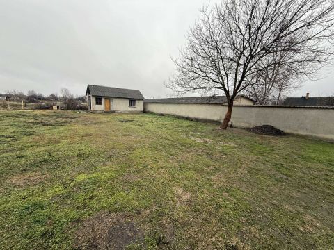 Eladó Ház 6070 Izsák NAPPALI + 3 SZOBÁS CSALÁDI HÁZ MELLÉKÉPÜLETTEL