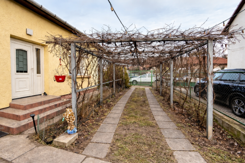 Eladó Ház 1205 Budapest 20. kerület Családi otthon dupla garázzsal a XX. kerület központjában