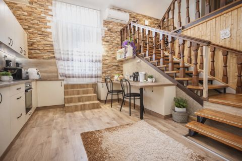 Eladó Ház 4251 Hajdúsámson , Belvároshoz közeli lakás és üzlet