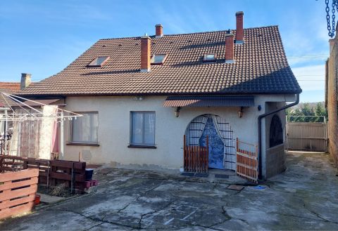 Eladó Ház 7400 Kaposvár , *** Nádasdi utca, tetőtér beépítéses, 6 szobás, családi ház 