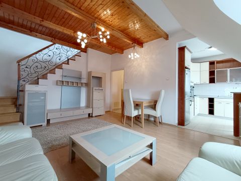 Kiadó Lakás 6000 Kecskemét , Belvárosban nappali + hálós lakás terasszal, bútorozva