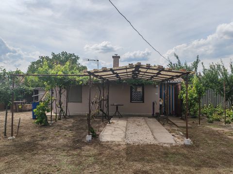 Eladó Ház 5465 Cserkeszőlő , CSERKESZŐLŐ CSENDES UTCÁJÁBAN TÉLIESÍTETT NYARALÓ ELADÓ