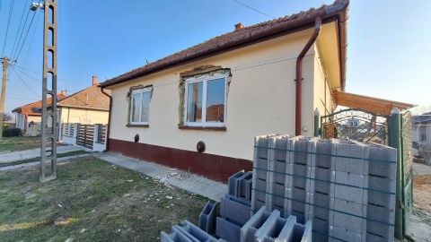 Kiadó Ház 2367 Újhartyán , Felújított családi ház remek helyen!