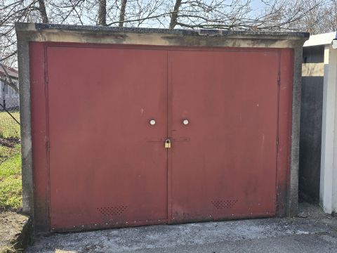 Eladó Parkoló 2432 Szabadegyháza , Garázs, Szabadegyháza-Ipartelep 17nm-es jó állapotú garázs 