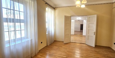 Eladó Iroda 6000 Kecskemét , Eladó ELSŐ emeleti, tágas iroda a belvárosban.