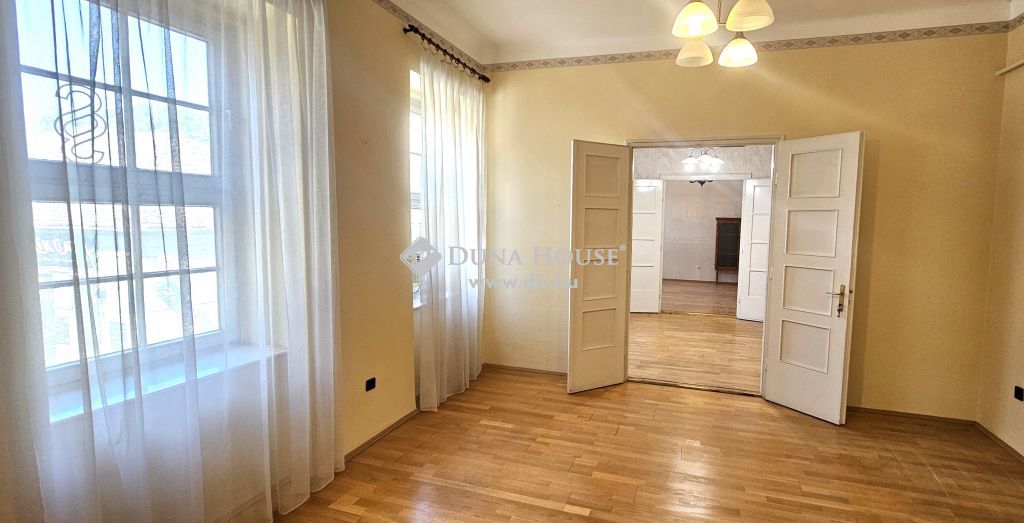 6000 Kecskemét , Eladó ELSŐ emeleti, tágas iroda a belvárosban. — 1/15