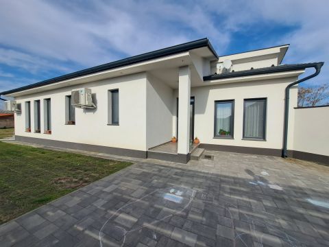 Eladó Ház 6500 Baja , Kiscsávoly családbarát környék