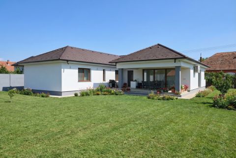 Eladó Ház 6065 Lakitelek Nappali + 3 szobás, dupla garázs, hőszivattyús fűtés!