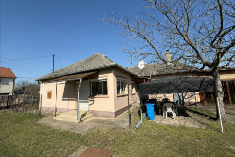 Eladó Ház 4243 Téglás , Téglás csendes utcájában nappali + 2 szobás családi ház 