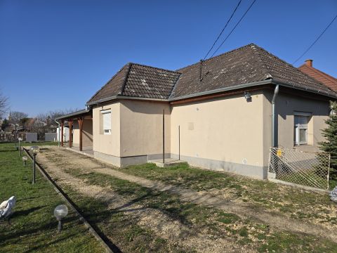 Eladó Ház 7000 Sárbogárd Sárbogárd Felújított 76nm-es ház 