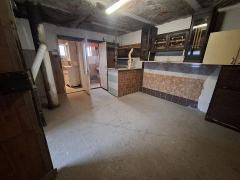 Eladó Ház 6100 Kiskunfélegyháza , Kétszintes téglaház műhely résszel, ipari árammal 