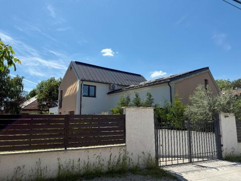 Eladó Lakás 1039 Budapest 3. kerület , 1039 Budapest 3, Királyok útja