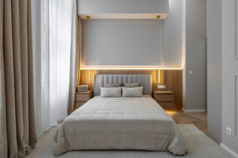 Eladó Lakás 1052 Budapest 5. kerület Magasemeleti, 2 erkélyes lakás a Petőfi Sándor utcában