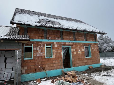 Eladó Ház 2200 Monor Újépítésű garázskapcsolatos,hőszivattyús fűtéssel, csatornás