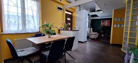 Eladó Lakás 1081 Budapest 8. kerület Különleges belső kétszintes lakás a II. János Pál pápa téren