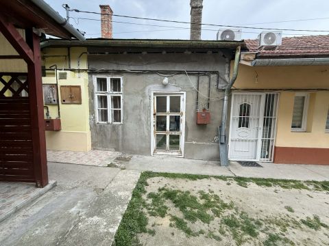 Eladó Ház 2750 Nagykőrös Galériázható, központ közeli kis házrész eladó!