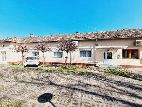 Eladó Iroda 5600 Békéscsaba 