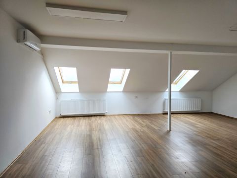 Eladó Irodaépület 7630 Pécs , Balokánynál 600 nm-es telephely irodákkal és raktárakkal