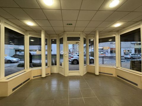 Kiadó Üzlethelyiség 8900 Zalaegerszeg , Zalaegerszeg abszolút belváros, utcafronti bejárat