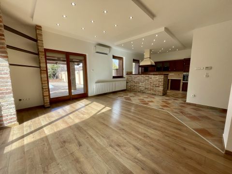 Eladó Ház 2220 Vecsés Központ közeli, csendes utcában, 4 garázsos, medencés ház