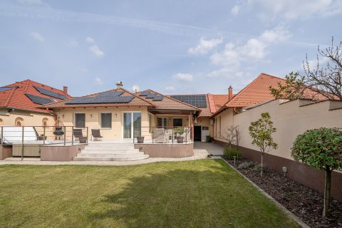 Eladó Ház 6000 Kecskemét , Minőségi nappali+3 szobás, dupla garázsos ház!