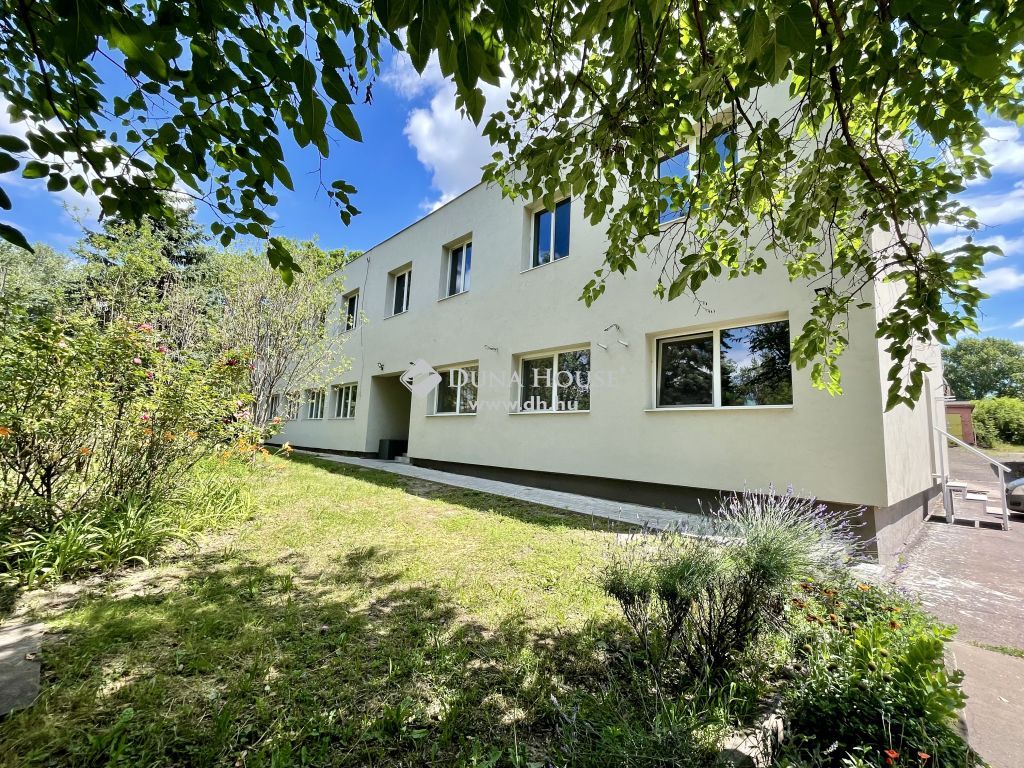 2400 Dunaújváros , Déli iparterületen, 90 fős felújított munkásszálló, irodaház — 1/27