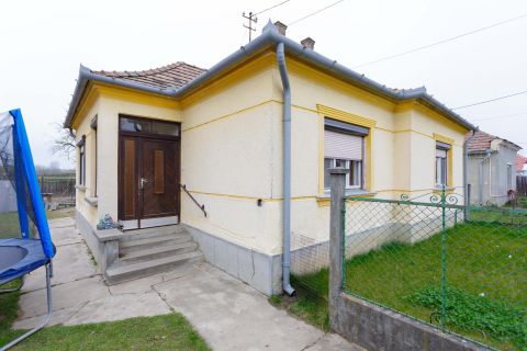 Eladó Ház 9100 Tét , Kisfaludy utca közelében