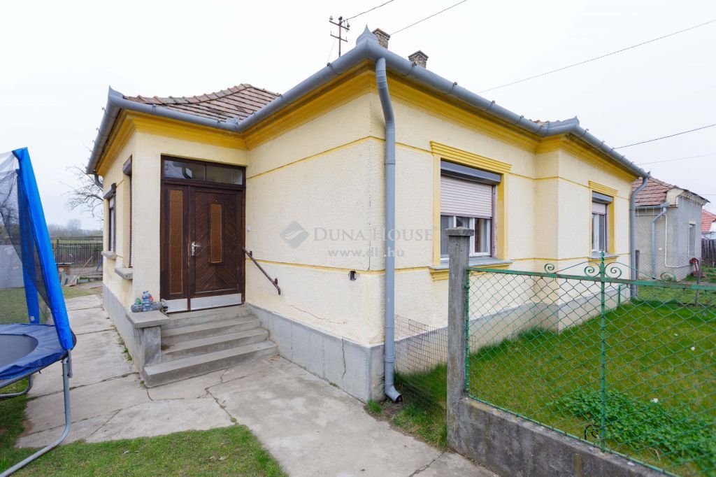9100 Tét , Kisfaludy utca közelében — 1/11