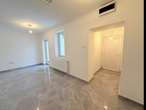 Eladó Ház 2119 Pécel Teljeskörűen felújított, 70 nm nagyságú, nappali + 2 szoba 