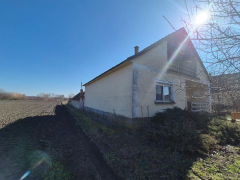 Eladó Ház 7013 Cece , 7013 Cece, falu szélén