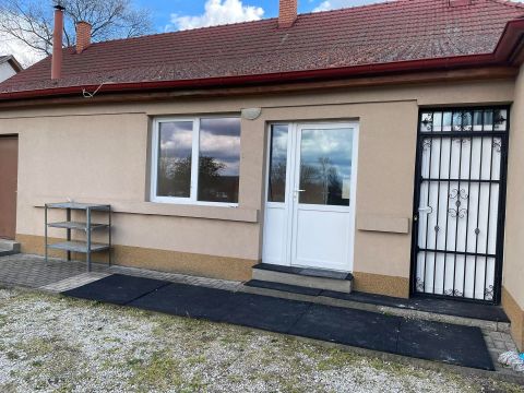 Kiadó Ház 6077 Orgovány KIADÓ felújított ÜZLETHELYISÉG Orgovány főutcáján