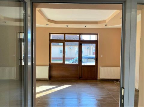 Kiadó Ház 6077 Orgovány , KIADÓ felújított ÜZLETHELYISÉG Orgovány főutcáján