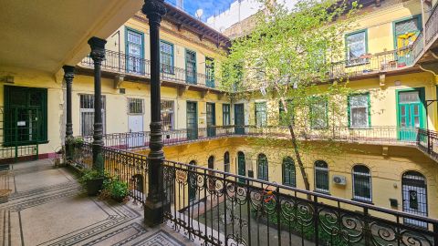 Eladó Lakás 1077 Budapest , ANDRÁSSY úttól 300 méterre -  2 lakássá osztható !