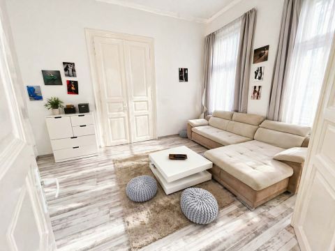 Eladó Lakás 1146 Budapest 14. kerület , VÁROSLIGET közelében,felújított 1.emeleti lakás!