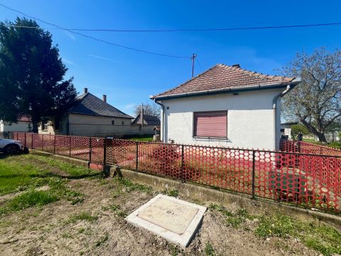 Eladó Ház 7003 Sárbogárd Sárszentmiklós csendes, nyugodt utcájában.