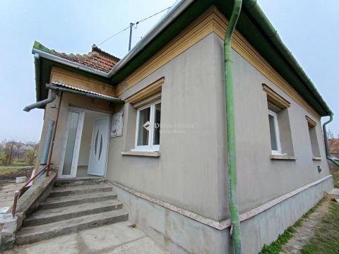 Eladó Ház 5052 Újszász , Újszász Penny market közelében 2 szobás ház