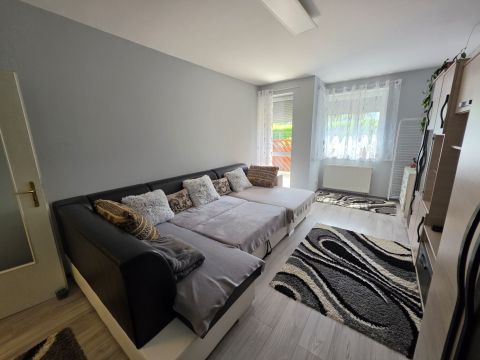 Eladó Lakás 4400 Nyíregyháza , 3 különnyíló szobás földszinti lakás 16 nm saját terasszal