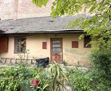Eladó Lakás 7624 Pécs , Ferencesek utcájában-felújítandó,autóbeállóval, airbnb-re is