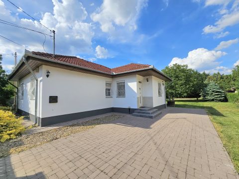 Eladó Ház 2225 Üllő , 4 szobás, önálló, gardróbos, cirkós, kiváló helyen