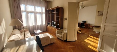 Eladó Lakás 1081 Budapest 8. kerület , Teleki László téren, erkélyes, 3 szobás lakás!