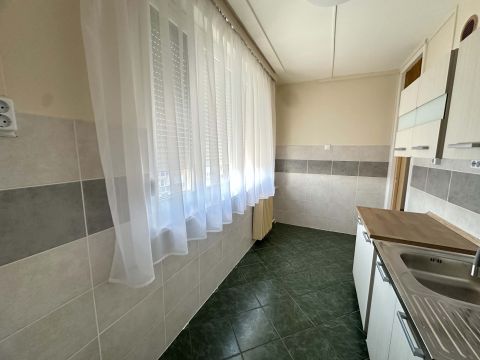 Eladó Lakás 2750 Nagykőrös , Bárány utcai lakótelepen 2+félszobás, erkályes lakás
