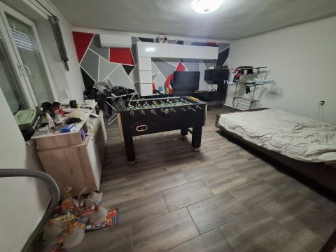 Eladó Ház 6100 Kiskunfélegyháza , Kossuthvárosban részben modernizált, garázzsal