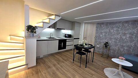 Eladó Lakás 1071 Budapest 7. kerület , Damjanich utcában felújított belső két szintes lakás