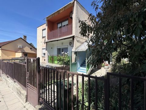 Eladó Lakás 1224 Budapest 22. kerület , Csendes utcában saját kertrésszel, garázzsal !